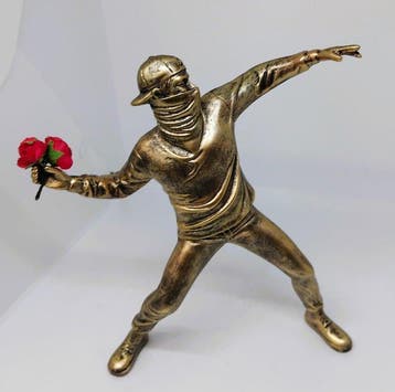 Beeld, FLOWER THROWER - after BANKSY - 21.5 cm - Hars