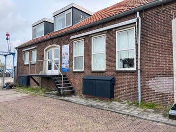 Stalen bordes met trap, Zo goed als nieuw, Trap, Minder dan 2 meter