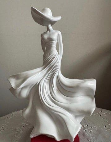 Beeld, Elegant Lady Figurine - 26.5 cm - Hars