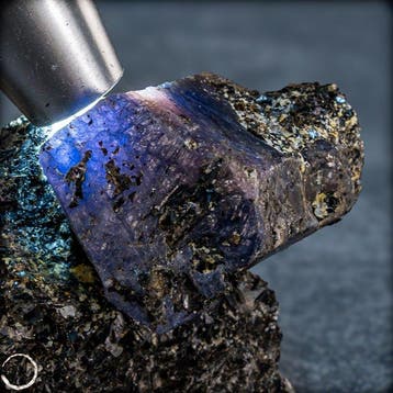 Natuurlijke koningsblauwe saffier op matrix 680,60 ct uit