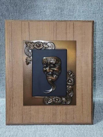 Mask - Okinawaans Noh-mask met metalen reliëfplaquette