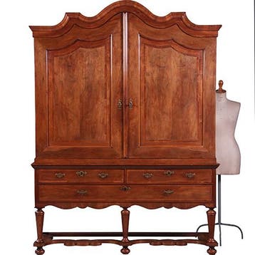 Majestueus kruisvoet kabinet met gewelfde kroon in noten met, Antiek en Kunst, Ophalen of Verzenden
