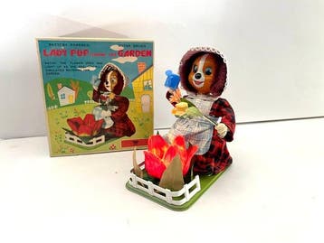 Tomiyama - Blikken speelgoed - Lady Pup tending her Garden -