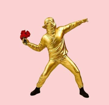 Beeld, Flower Thrower after Banksy - 21.5 cm - Goudkleurige