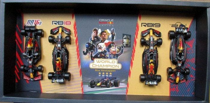 Max Verstappen 4 Time World Champion 20021/22/23/24 RB, Hobby en Vrije tijd, Modelauto's | 1:5 tot 1:12