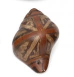 Precolumbiaans. Nariño Keramische Schelp-ocarina Met een