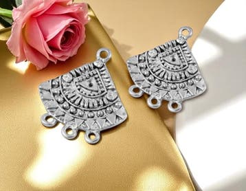 Metalen oorbellen ornamenten / kroonluchter ornamenten –.., Ophalen of Verzenden, Nieuw, Kraal