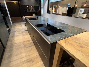 Nolte showroom keuken – Eiken nero/Blackgreen - Compleet, Nieuw, Overige kleuren, Overige typen, Met kookeiland