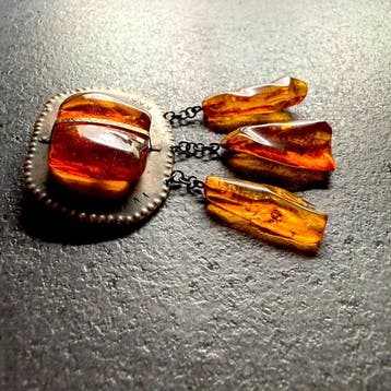 Oude grote natuurlijke Baltische barnsteen broche 22,8 g, Antiek en Kunst