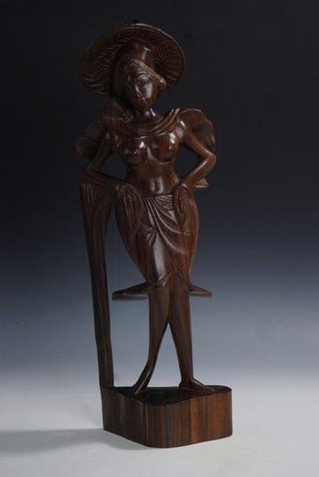 Bali • Houtsnijwerk, Bevallige handgesneden vrouwenfiguur