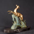 Beeld, Art Deco stijl bronzen hert op marmeren voet – ca., Antiek en Kunst