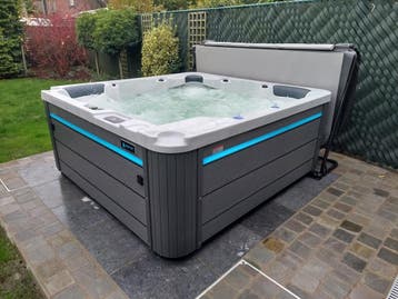 Royalty Spa Toronto | Krachtige massage | 5 pers Jacuzzi, Tuin en Terras, Nieuw