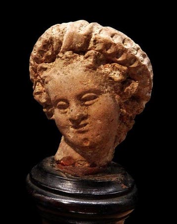 Oudgrieks Terracotta - Hoofd van een jonge vrouw met een