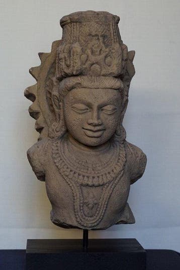 India, Gupta Steen Buste van een bodhisattva - 39 cm