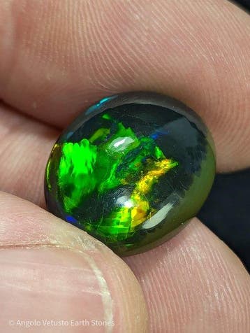 8,18 ct - Prachtige natuurlijke edele gerookte zwarte opaal,