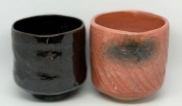 Raku-yaki () - Theekom - Klei - Zwart en Rood Raku-Paar