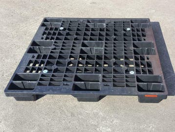 Nestbare plastic kunststof pallets in diverse afmetingen