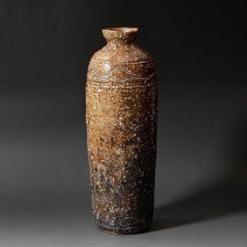 Slanke bloemenvaas van Shigaraki-aardewerk door Rakusai, Antiek en Kunst