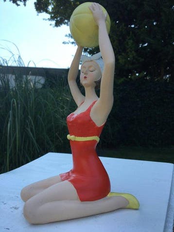 Beeldje - BAD DAME MET STRANDBAL - Hars