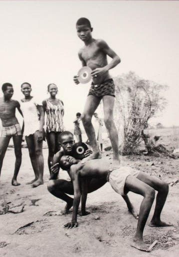 Malick Sidibé (1935–2016) - Pique-Nique à la chaussée (1974)