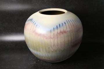 Shigaraki-stoneware bolvaas met droomachtig gradientglazuur