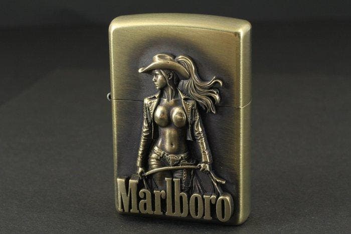 Zippo - Marlboro Cowboy Sexy Girl Emblem - Zakaansteker -, Verzamelen, Rookartikelen, Aanstekers en Luciferdoosjes