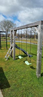 Speeltoestel met 2 schommels en glijbaan, Kinderen en Baby's, Speelgoed | Buiten | Speeltoestellen, Ophalen, Zo goed als nieuw