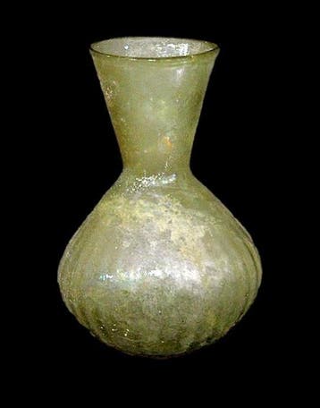 Oud-Romeins - Romeinse fles van fijn geribeld glas -