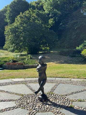 Sculptuuur voor buiten, Boy Holding a Turtle and Standing on