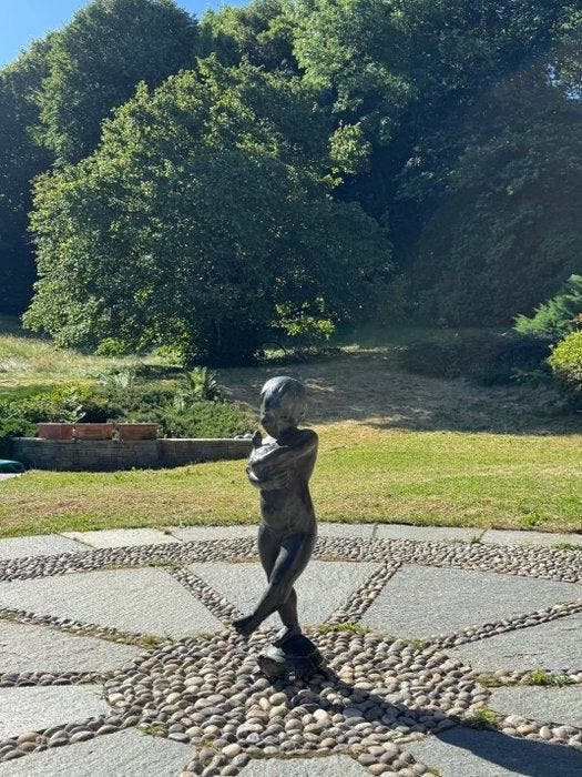 Sculptuuur voor buiten, Boy Holding a Turtle and Standing on, Antiek en Kunst, Antiek | Meubels | Stoelen en Banken
