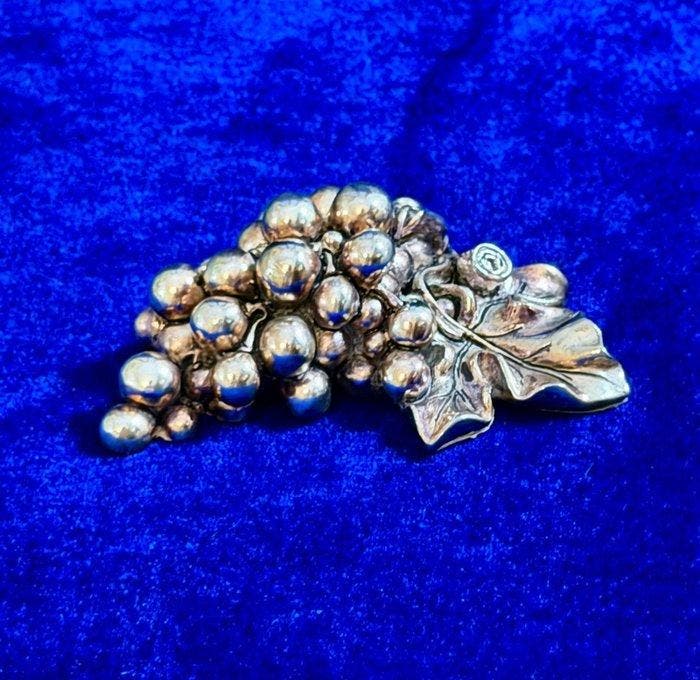 Bruna Guglielmi - Beeldje - Detailed Grape Cluster - .925, Antiek en Kunst, Antiek | Goud en Zilver