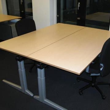 (MDK-104853) Ahrend Essa bureau met nieuw blad, Huis en Inrichting, Bureaus, Ophalen of Verzenden, In hoogte verstelbaar, Gebruikt