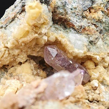 Amethistische esthetiek op gele ankeriet, Sardinië
