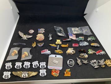 Collectie van memorabilia - Metalen speldjes en badges