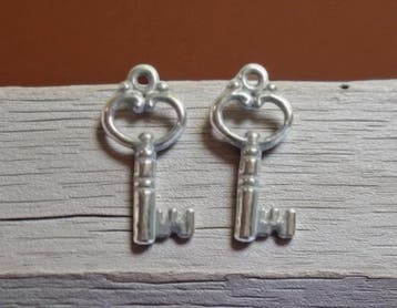 4 x Bedeltje sleuteltje – antiek zilverkleur metallook –, Ophalen of Verzenden, Nieuw, Bedel
