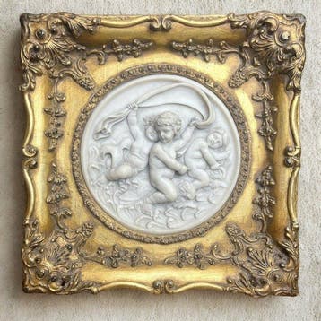 Wandbord - Biscuit porselein - Vergulde rococo houten lijst