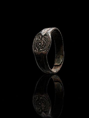 Middeleeuwen, kruisvaardersperiode Bronzen ring met een