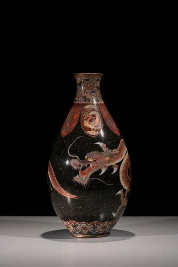 Vaas - Een cloisonné-vaas met een draak op een