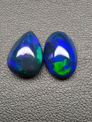 5.52cts Zwarte Opaal Cabochons- 1.1 g - (2)