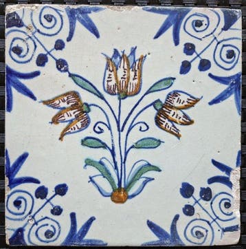 Tegel - Antieke tegel met drietulp. - 1600-1650