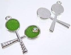 2x metalen tennisracket bedel met epoxy, strass en glitte..., Hobby en Vrije tijd, Kralen en Sieraden maken, Ophalen of Verzenden