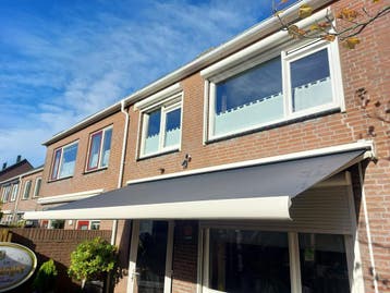 Gereviseerde Zonneschermen met NIEUWE Doeken, Tuin en Terras, Zonneschermen, Zo goed als nieuw, Knikarmscherm, Elektrisch