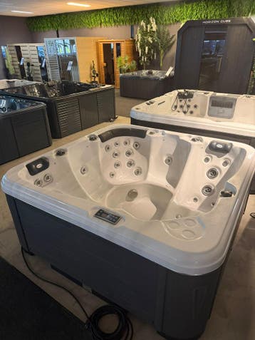 Jacuzzi / spa 200x200 – plug & play 220V – 50 jets – luxe, Tuin en Terras, Ophalen, Zo goed als nieuw, Pomp, Vast