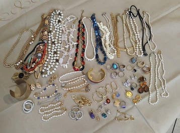 Themacollectie - Lot van 65 sieraden