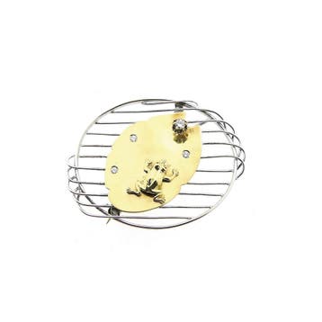 Bicolor gouden broche van een lelie met een kikker en dia..., Gebruikt, Overige kleuren, Ophalen of Verzenden, Met edelsteen
