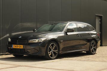 BMW 320e Touring Pano | Leder | 204pk 2023 Zwart Plug-in hyb, Automaat, Dealer onderhouden, Achterwielaandrijving, Zwart