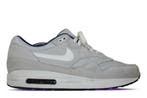 Nike Air Max 1 iD Grey • 47, Kleding | Heren, Schoenen, Ophalen of Verzenden, Nieuw, Nike, Sneakers of Gympen