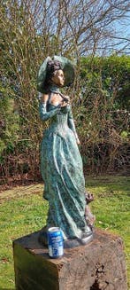 sculptuur, vrouw in jaren 30 jurk met hoed en hondje - 90 cm