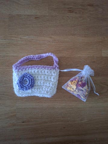 Gehaakt tasje met potpourri., Huis en Inrichting, Woonaccessoires | Overige, Ophalen of Verzenden, Nieuw, Overige materialen