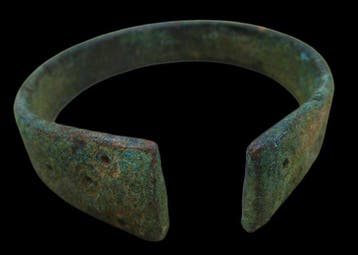 Viking periode oude bronzen armband, eindstukken in de vorm